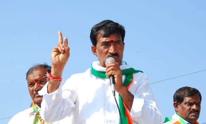 Vanteru Pratap Reddy attemps self immolation
