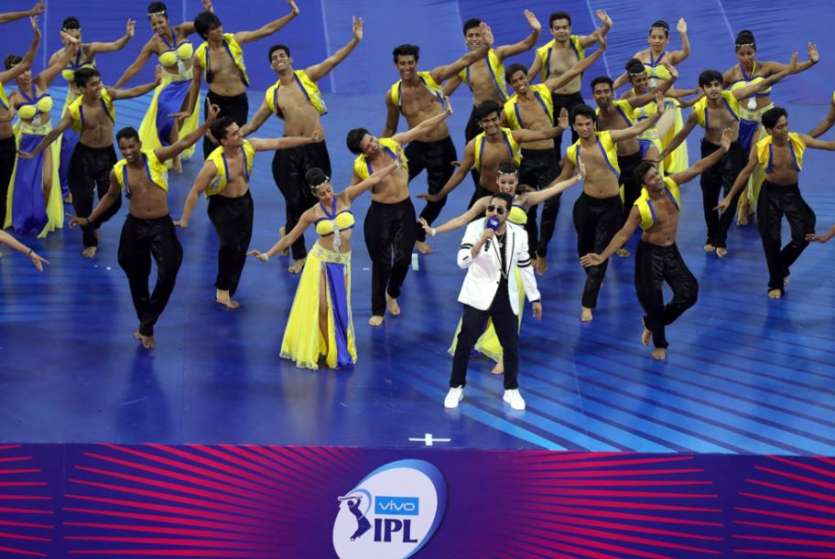 A surprise entrance at the opening ceremony saw singer Mika Singh with his energetic performance as he ensured that the people at Wankhede were singing and dancing to his tunes. He sang his super hit songs for the fans as well.