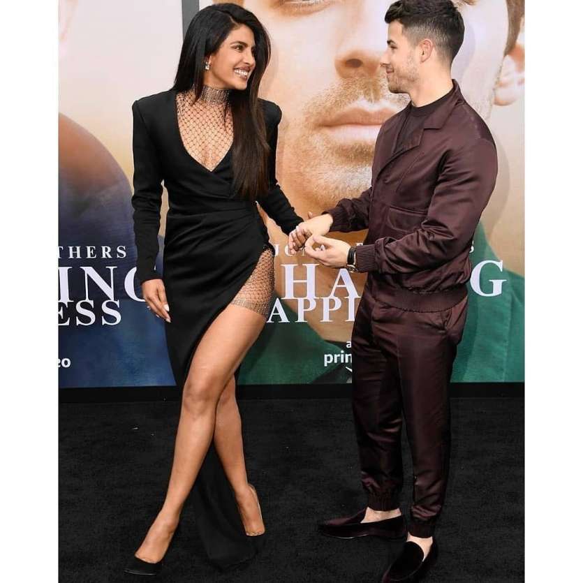 Priyanka paired the dress with black pumps and chose to keep her hair open.